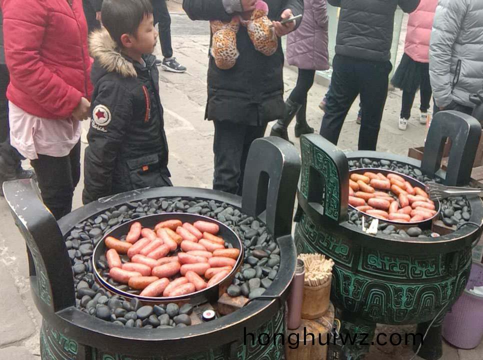 漢(han)伯尅(ke)石鍋烤腸貴陽廟會倍受歡迎