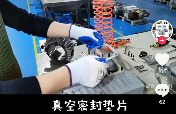 在這裏，1分鐘內，爲(wei)妳展示一檯真空泵完整的組(zu)裝(zhuang)過程